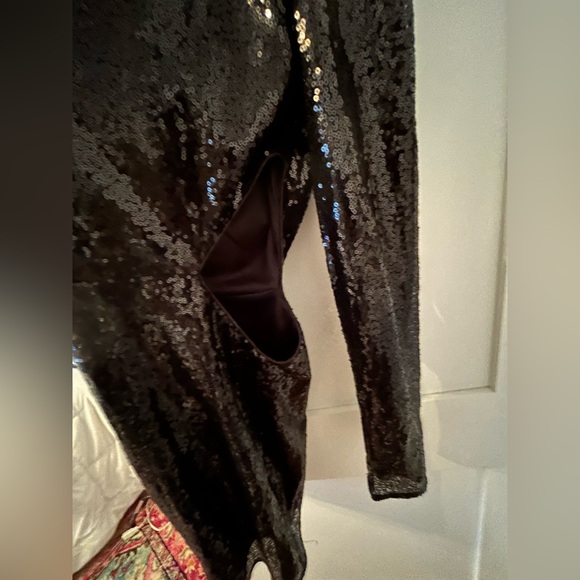 New with tags size M Lulus black sequined dress. One armed (right) w cutout - Picture 3 of 5